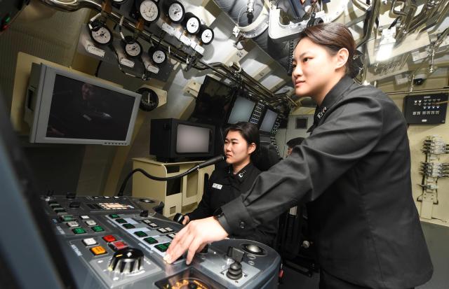 성주빈 대위왼쪽와 유효진 대위오른쪽가 지난해 12월 22일 해군 잠수함사령부 잠수함 조종훈련장에서 조종훈련을 하고 있다사진해군