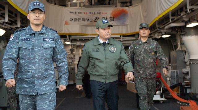 신원식 국방부 장관이 2023년 12월 26일 경기 평택시 해군 2함대사령부를 방문해 13년 만에 부활한 천안함의 대비태세를 점검하고 있다사진국방부