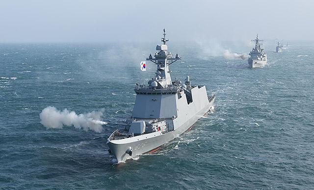Quang cảnh huấn luyện bắn súng và diễn tập hàng hải ở Biển Tây của Hải quân Hàn Quốc ẢnhHải quân