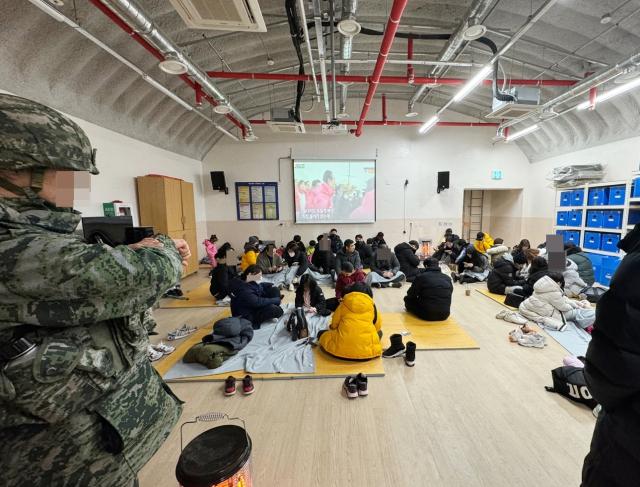 Người dân đảo Baekryeong tại nơi trú ẩn sau khi nhận được thông báo sơ tán vào ngày 512024 ẢnhYonhap News