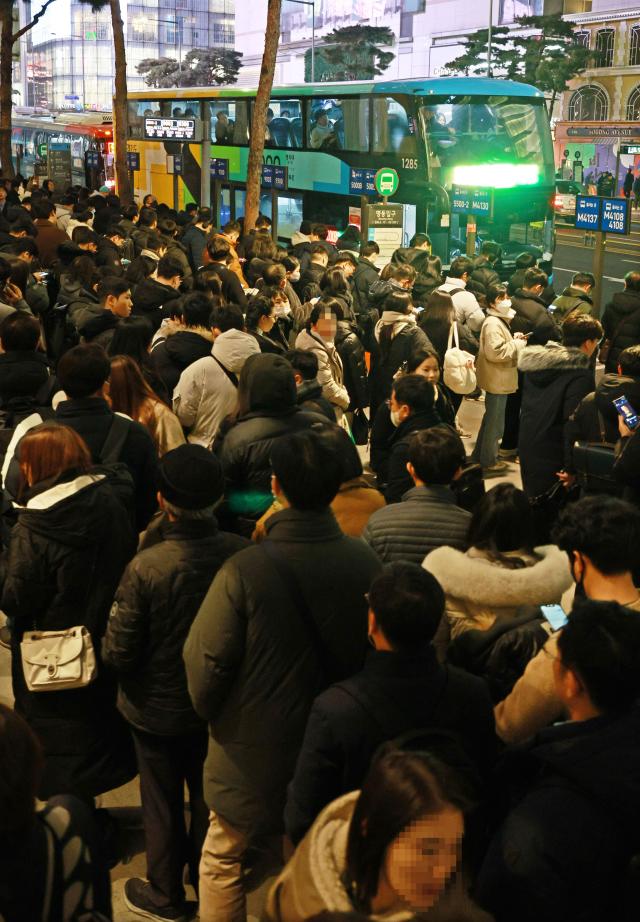 4일 저녁 퇴근길 인파로 북적이는 명동입구 정류장 서울시는 지난달 28일 시민 안전을 고려해 명동입구 정류장에 승차 위치 안내 표지판을 설치했다 사진연합뉴스