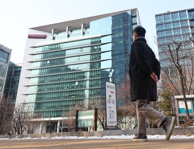 부동산 프로젝트파이낸싱PF으로 유동성 위기를 겪고 있는 태영건설이 워크아웃을 신청한 가운데 28일 서울 여의도 태영건설 본사 모습 사진연합뉴스
