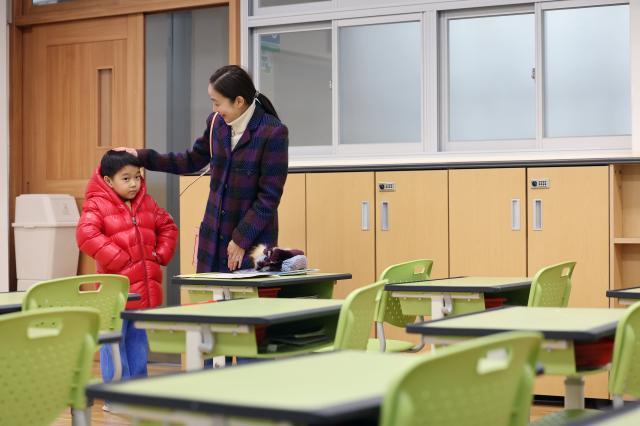 4일 오후 서울 서초구 원명초등학교에서 열린 신입생 예비소집에서 예비 초등학생이 교실을 구경하고 있다 사진연합뉴스