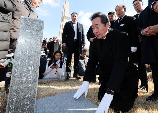 이낙연 더불어민주당 전 대표가 7일 오전 광주 북구 국립 5·18 민주묘지에서 참배하고 있다 사진연합뉴스