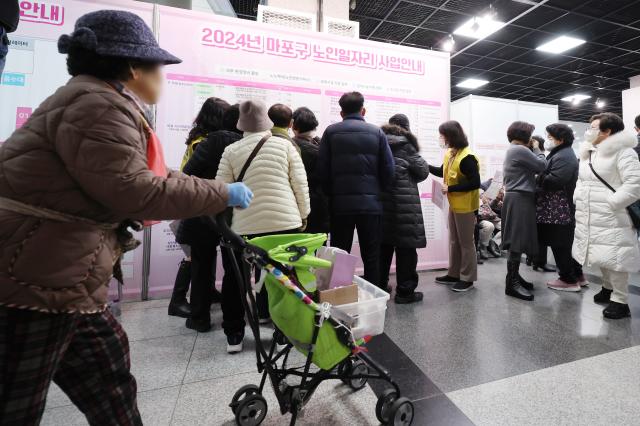 지난달 13일 서울 마포구청에서 열린 2023 마포구 노인 일자리 박람회가 일자리를 구하려는 노인들로 북적이고 있다 
사진연합뉴스