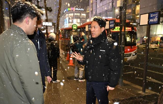 6일 오후 오세훈 서울시장이 퇴근길 혼잡으로 시가 긴급 대책을 마련해 운영 중인 명동입구 광역버스 정류소를 찾아 현장을 점검하고 있다 사진서울시