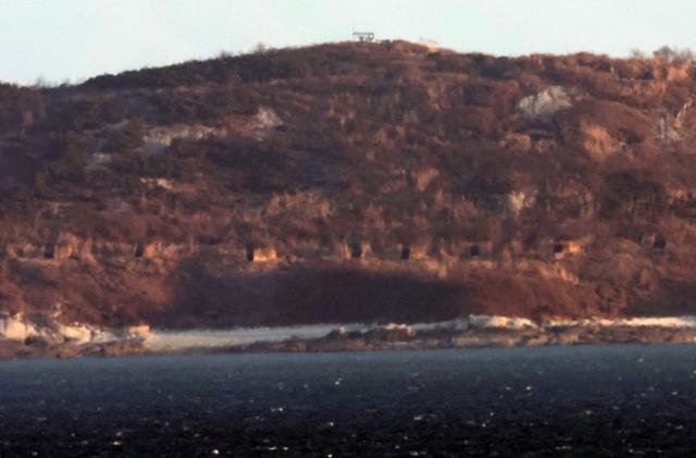 7일 오전 인천 옹진군 대연평도 망향전망대에서 바라본 북한 대수압도에 포문이 보이고 있다 사진연합뉴스