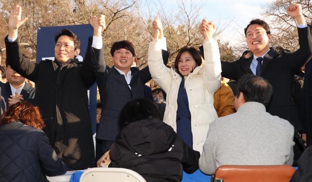 가칭 개혁신당 창당을 선언한 이준석 전 국민의힘 대표가 6일 오후 대구 수성구 수성못에서 천하람 이기인 허은아 공동 창당준비위원장과 함께 길거리 당원 모집에 나서고 있다사진연합뉴스