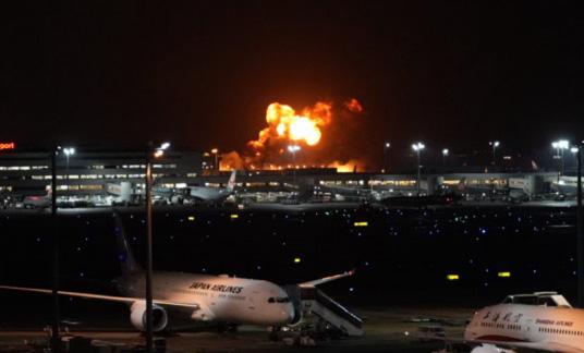  2일 저녁 일본 하네다공항 활주로에서 화재가 발생해 화염이 타오르고 있다 사진은 하네다 공항 3 터미널 전망대에서 촬영한 장면 사진연합뉴스
