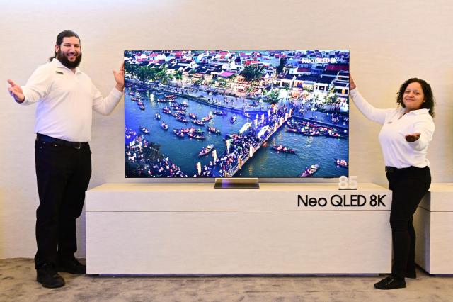 삼성전자 모델이 7일현지시간 진행된 삼성 퍼스트 룩 2024Samsung First Look 2024 행사에서 24년형 Neo QLED 8K를 소개하고 있는 모습