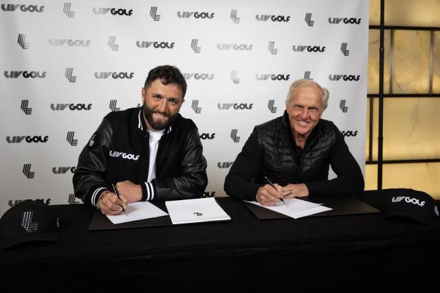 스페인의 욘 람왼쪽이 지난 8일 그레그 노먼 LIV 골프 인비테이셔널 시리즈 커미셔너오른쪽와 계약서에 서명하고 있다 사진LIV 골프