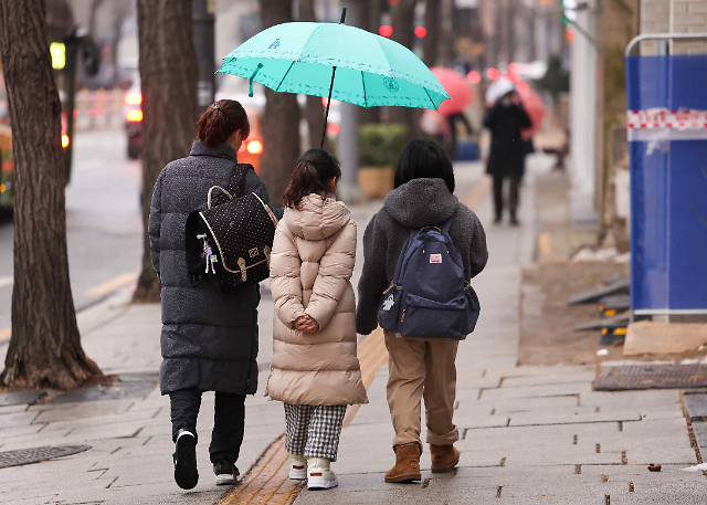 韩国小学生宝妈辞职带娃剧增  寒假职场妈妈太难