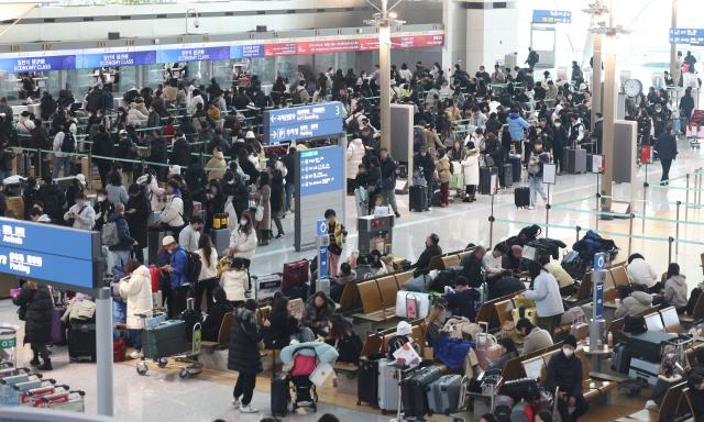 Quang cảnh sảnh khởi hành của Nhà ga số 1 Sân bay Quốc tế Seoul  đông đúc du khách vào sáng ngày 22122023 ẢnhYonhap News