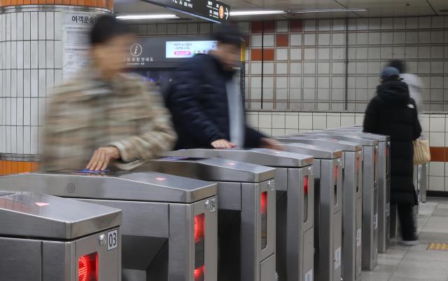 서울 지하철 기본요금 하반기 150원 인상...서울시 "인상시기, 관계기관과 협의 후 정할 것"