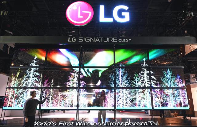 미국 라스베이거스에서 열리는 CES 2024의 LG전자 부스 모습 세계 최초 투명·무선 올레드 TV인 LG 시그니처 올레드 T 15대로 구성된 미디어 아트가 LG전자 부스를 찾은 관람객들을 맞이한다사진LG전자