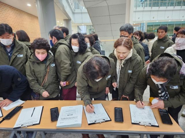 지난해 12월 열린 이통장 직무능력개발 교육에 앞서 참석자들이 포스텍 의과대학 설립 서명에 동참하고 있다 사진포항시