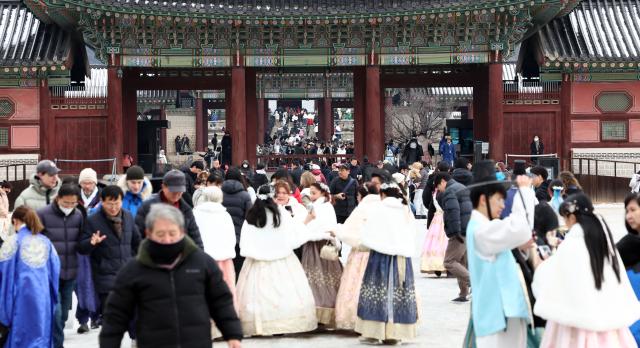 2023년 마지막 날 즐기는 관광객들
    서울연합뉴스 김인철 기자  2023년 마지막 날인 31일 서울 광화문에서 시민과 관광객들이 즐거운 시간을 보내고 있다 20231231
    yatoyaynacokr2023-12-31 134140
저작권자 ⓒ 1980-2023 ㈜연합뉴스 무단 전재 재배포 금지저작권자 ⓒ 1980-2023 ㈜연합뉴스 무단 전재 재배포 금지