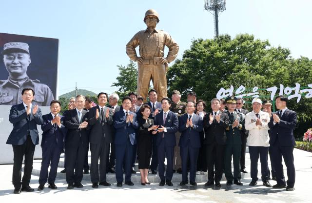 백선엽 장군 동상 제막식 장면 사진경상북도