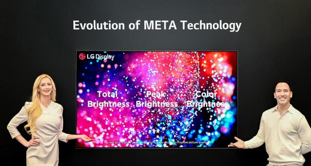 LG디스플레이 모델이 메타 테크놀로지 20이 적용된 OLED TV 패널 신제품을 소개하고 있다