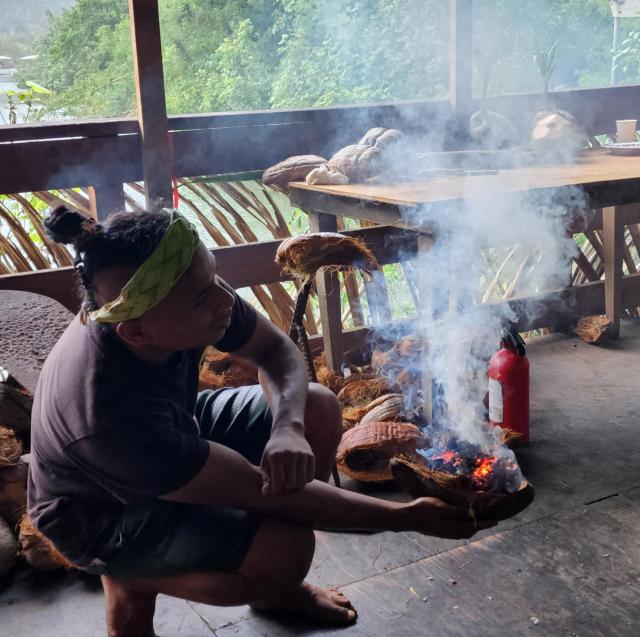 괌 원주민이 불 피우기 시범을 보이고 있다 사진기수정 기자
