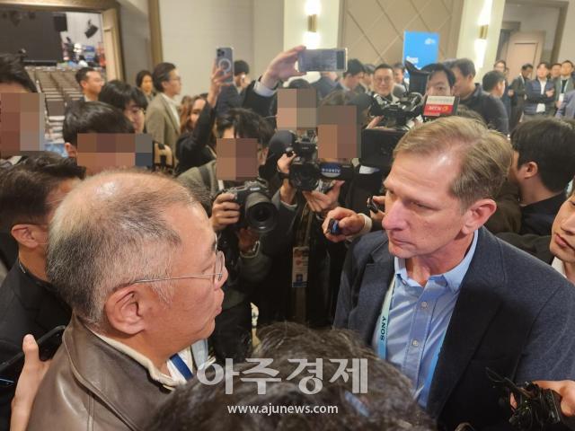 정의선 현대자동차그룹 회장은 8일현지시간 미국 라스베이거스에서 열린 CES 2024 현대차 미디어데이에서 미 유력 자동차 전문지인 오토모티브뉴스 기자와 현대차의 수소밸류체인에 대해 얘기를 나누고 있다 사진권가림 기자