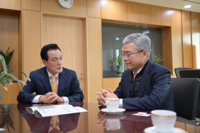 김동철 한국전력 사장과 면담 중인 백성현 논산시장왼쪽사진논산시