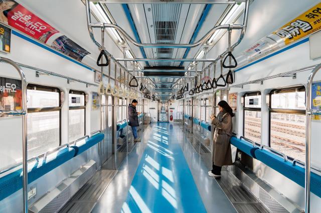 서울 지하철 4호선이 출퇴근 혼잡을 막기위해 의자없는 열차 시범운행에 들어간다 사진서울시