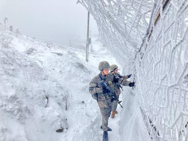 육군 21사단 GOP 장병들이 2023년 12월 12일 오전 눈 쌓인 철책을 점검하며 경계근무를 서고 있다 사진국방부