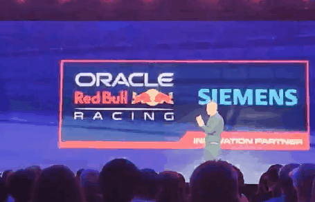 지멘스-Red Bull Racing이 산업 메타버스 협력과 관련해 설명하는 모습 영상권가림 기자