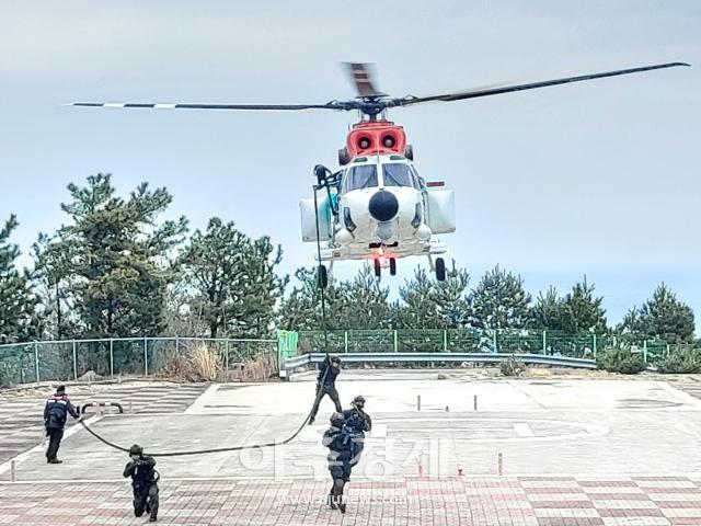 헬기 패스트로프 훈련 중인 해양경찰 특공대사진동해지방해양경찰청