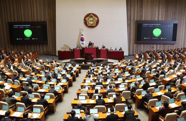  9일 국회에서 열린 본회의에서 우주항공청의 설치 및 운영에 관한 특별법안이 통과되고 있다 사진연합뉴스