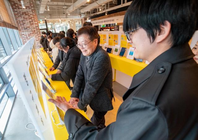 넷마블 창문프로젝트 전시회를 관람하고 있는 한국영상대학교 김혜란 교수왼쪽사진넷마블