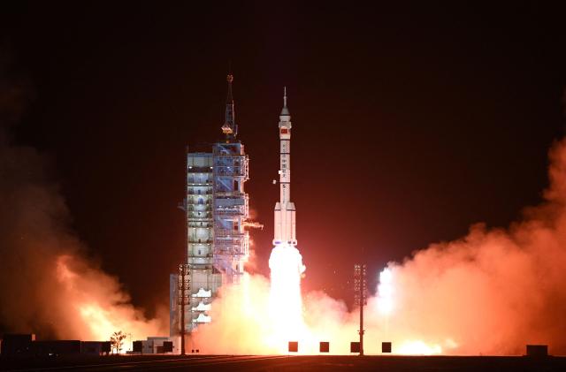 중국 서북부 간쑤성 주취안酒泉 위성발사센터에서 선저우 15호가 창정長征-2F 로켓에 실려 우주로 발사되고 있다 20221130 