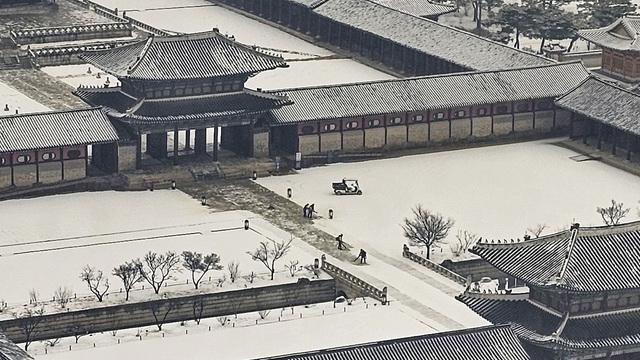 서울 지역에 대설주의보가 내려진 9일 오후 서울 경복궁에서 직원들이 눈을 치우고 있다 사진연합뉴스​​