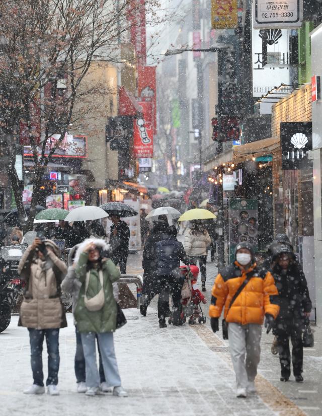 명동 거리에 내리는 폭설  서울연합뉴스