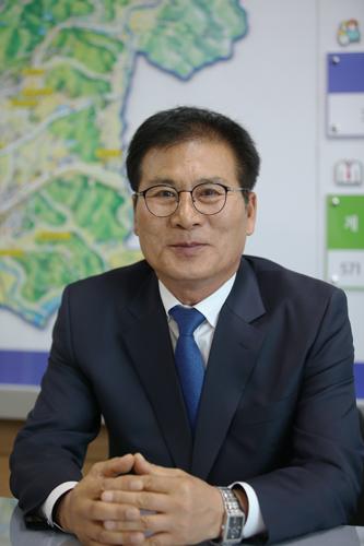 이상익 함평군수가 함평군 인재양성기금 100억원 조성에 동참하고자 2023년 하반기 급여 전액을 함평군 인재양성기금에 기탁했다사진함평군