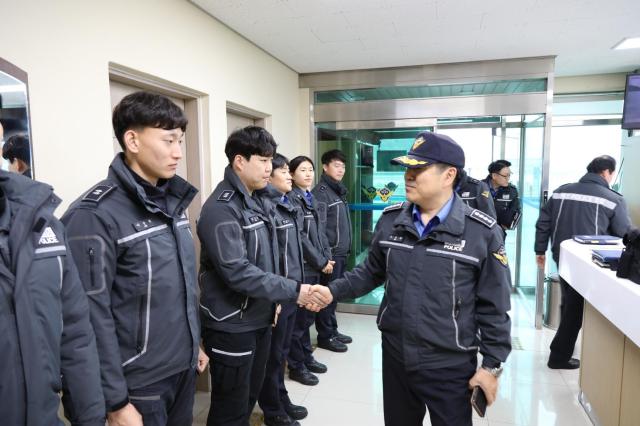 고민관 여수해경서장이 겨울철 해양 사고 예방과 일선 경찰관들을 격려 하고 있다 사진여수해양경찰서