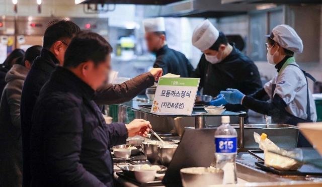 9일 서울 시내 한 구내식당에서 직장인들이 식사를 받고 있는 모습 사진연합뉴스