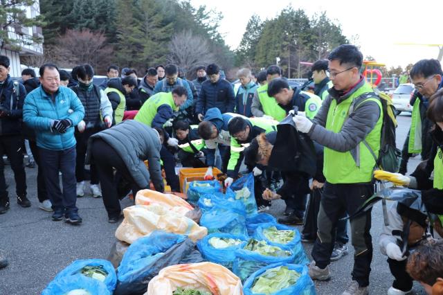 광양제철소 산하 프렌즈 재능봉사단은 백운산 일대에서 이동경로 등에 양배추 감자 사과 등과 같은 먹이를 포설했다 사진광양제철소