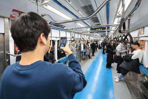 无座椅车厢亮相首尔地铁四号线