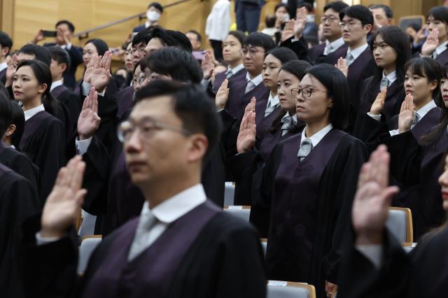 신임 법관 선서
    서울연합뉴스 김주성 기자  5일 오후 서울 서초구 대법원에서 열린 신임 법관 임명식에서 새로 임명된 판사들이 선서하고 있다 2023105
    utzzaynacokr2023-10-05 145956
저작권자 ⓒ 1980-2023 ㈜연합뉴스 무단 전재 재배포 금지저작권자 ⓒ 1980-2023 ㈜연합뉴스 무단 전재 재배포 금지