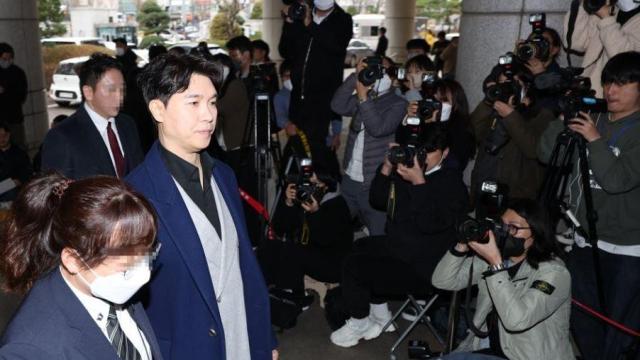 박수홍이 지난 3월 서울서부지방법원에서 횡령 혐의로 구속기소 된 친형의 속행공판에 증인으로 출석하는 모습 사진연합뉴스