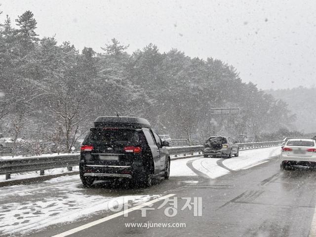 한국도로공사 대구경북본부는 1월에는 졸음운전 사고와 차량 고장 등으로 인한 2차 사고가 발생할 위험이 클 것으로 예상되므로 안전 운전에 각별한 주의가 필요하다 사진박승호 기자