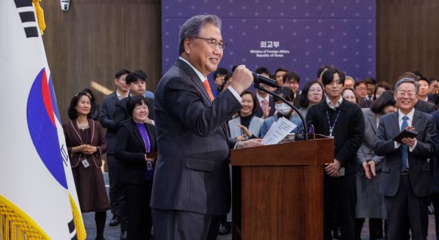 박진 외교부 장관이 10일 오전 서울 종로구 외교부 서희홀에서 열린 이임식에 참석해 이임사를 하던 도중 주먹을 쥐어 보이고 있다 사진연합뉴스