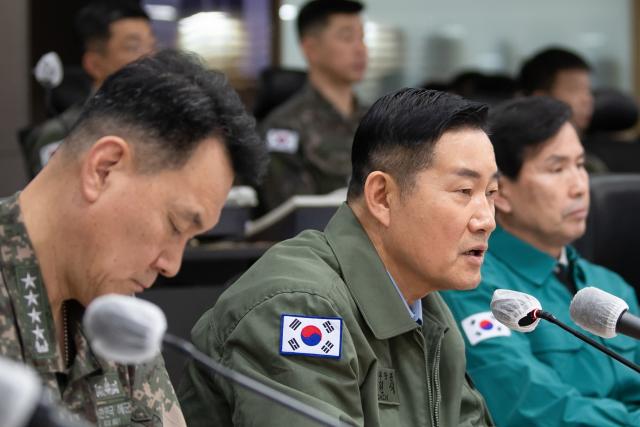 북한이 서해 북방한계선NLL 인근 해안포 사격을 실시한 지난 5일 합참 전투통제실에서 신원식 국방장관이 서북도서부대의 해상사격 훈련을 점검을 하고 있다 사진국방부