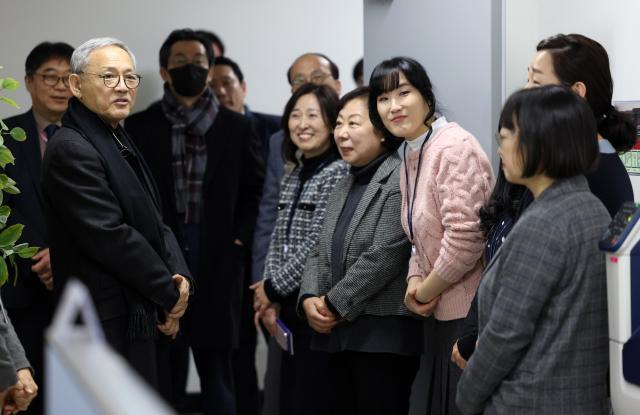 유인촌 문화체육관광부 장관이 10일 서울 서초구 국립중앙도서관에서 도서관계 현장 간담회에서 앞서 도서관 직원들을 만나 격려하고 있다 사진문체부