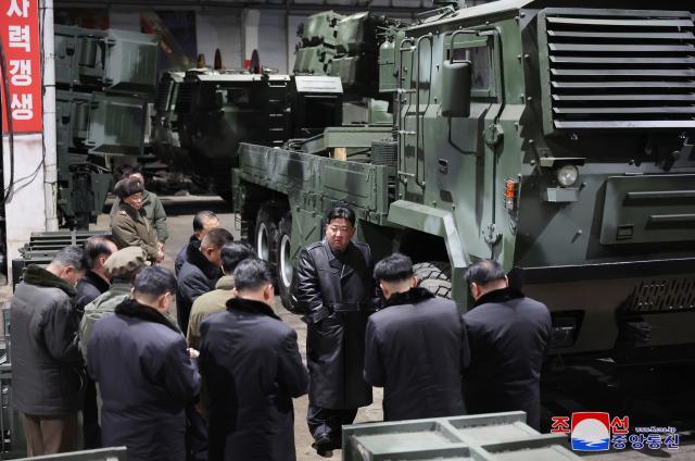북한 김정은 국무위원장은 지난 89일 중요 군수공장을 현지지도한 자리에서 대한민국 족속들을 우리의 주적으로 단정하면서 이같이 밝혔다고 조선중앙통신이 10일 보도했다 사진연합뉴스