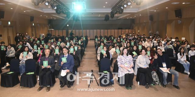 대구시 달성교육재단은 관내 초·중학생 영어 우수 고등학생 원어민 강사 학부모 등 150여 명이 참석한 가운데 ‘원어민과 함께 하는 달성영어캠프’를 개최했다 사진대구달성군