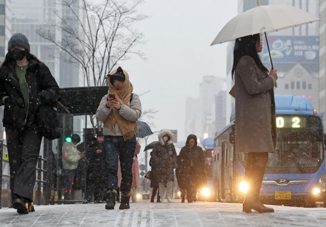 서울 전역에 대설주의보가 발효된 지난 9일 오전 서울 강남역 사진연합뉴스