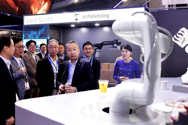 박정원 두산그룹 회장가운데과 박지원 그룹부회장왼쪽이 10일현지시간 CES 2024가 열리는 라스베이거스컨벤션센터를 찾아 두산 부스에서 AI칵테일 로봇을 살펴보고 있다 사진두산